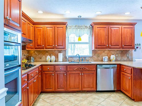 5th image of 212 Valleywood Dr