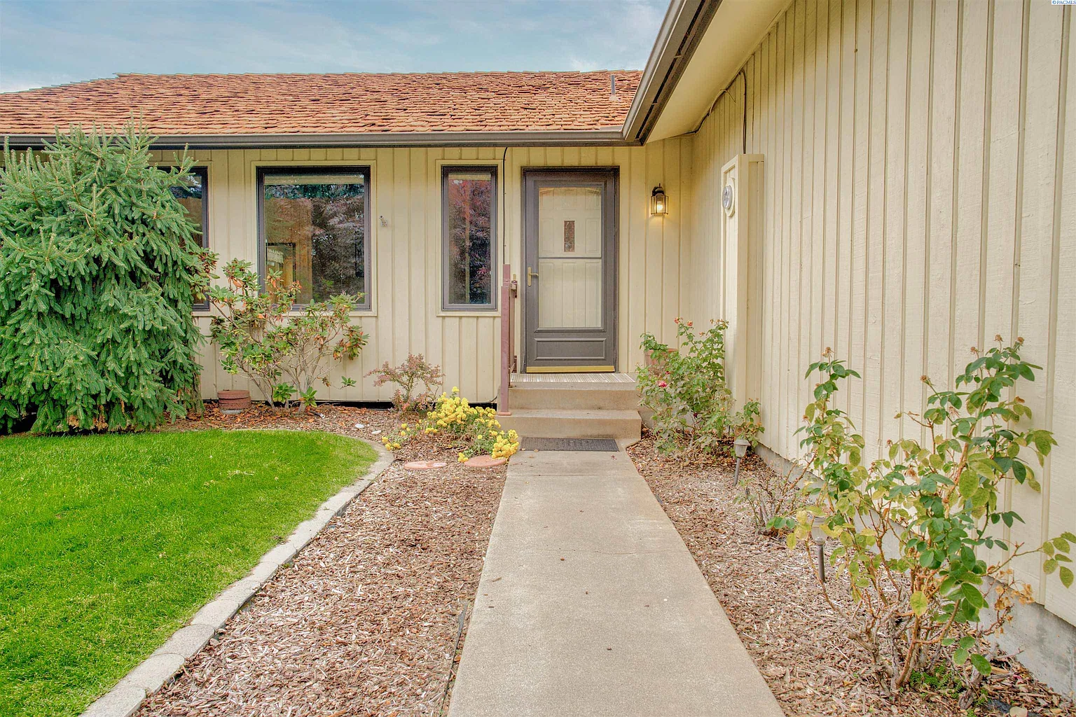 4002 Desert Dr photo 1