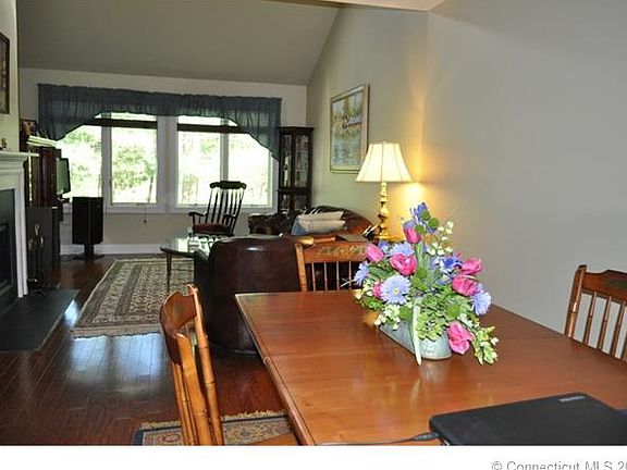 3rd image of 10 Greenwich Ln #10