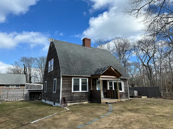 18 Towanticut Oaks Blfs, West Tisbury, MA 02575