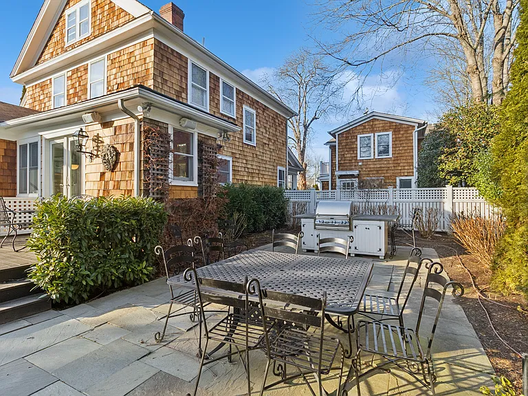 106 Meeting House Ln — Photo 6