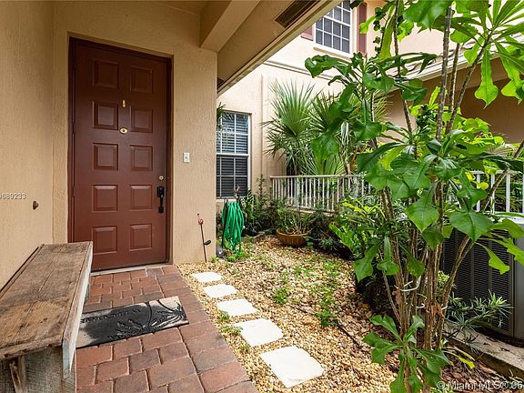 3rd image of 3327 Lakeside Dr #38