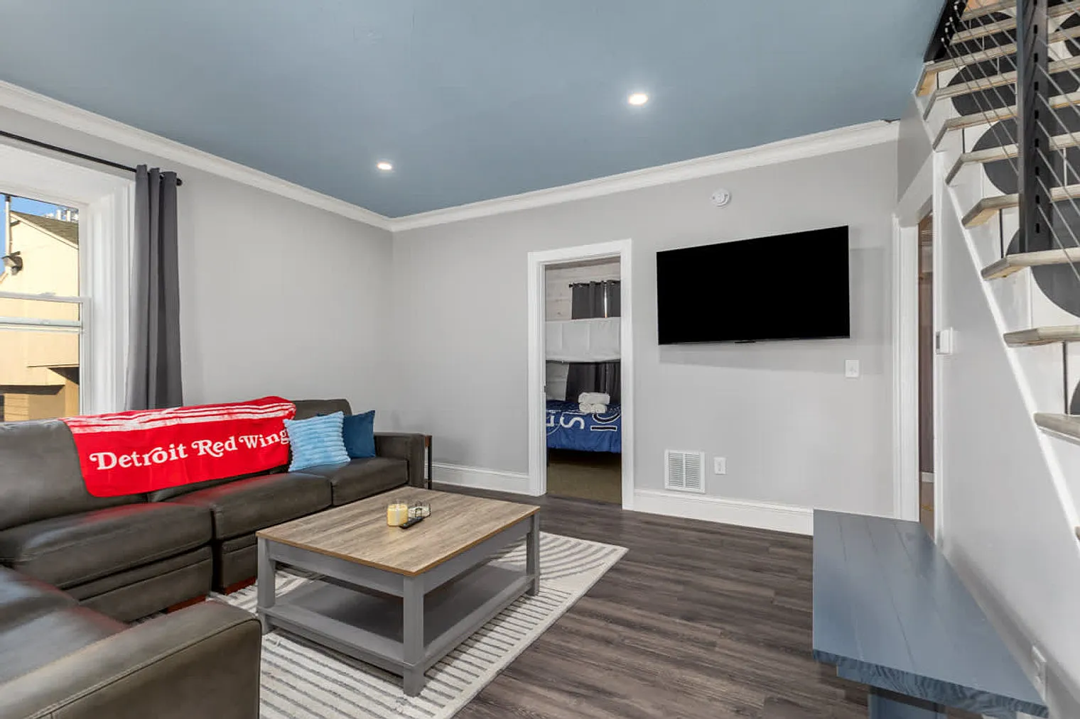 3 bed, 2.0 bath, 979 sqft, $2,235 — Photo 2