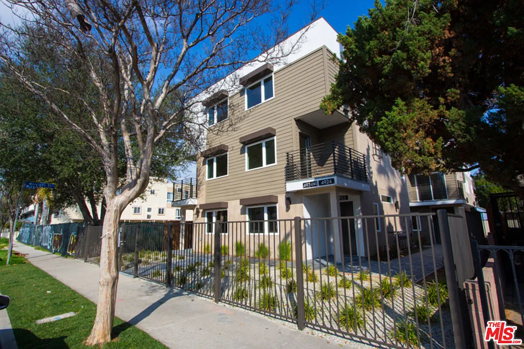 3 bed, 3.0 bath, 1575 sqft, $4,399 — Photo 2