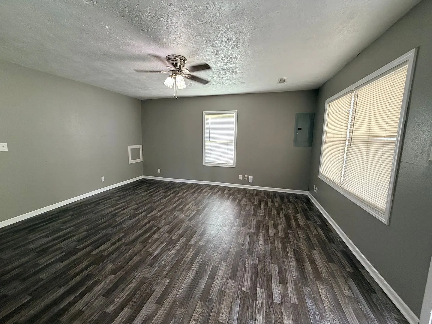 3 Bedroom 2 Bathrooms With Fully Fenced In Yard Available Now — Photo 4