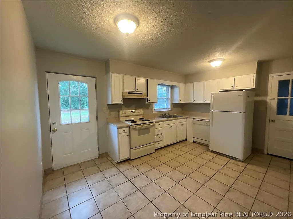 3 bed, 2.0 bath, 1075 sqft, $1,275 — Photo 3