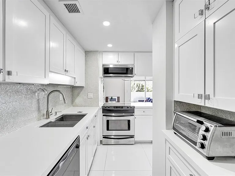 880 NE 69th St #5G — Photo 33
