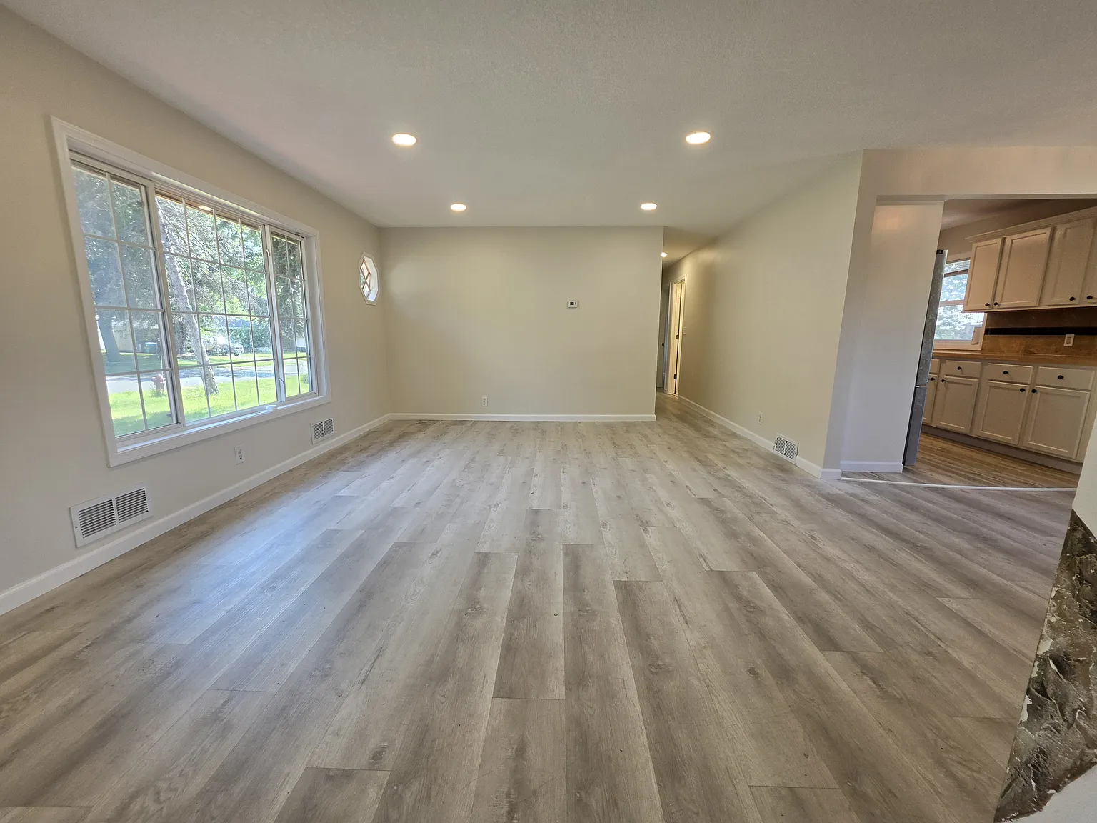 5 bed, 1876 sqft, $2,600 — Photo 3