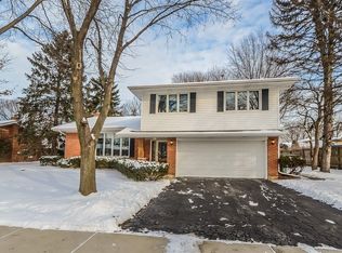 1015 Sherwood Dr, Wheeling, IL 60090