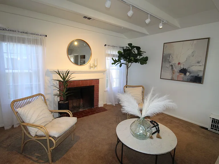 Charming Midtown Ventura Home- 3 Bedroom + 1.75 Bath — Photo 7