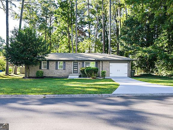2nd image of 586 Glochester Pl