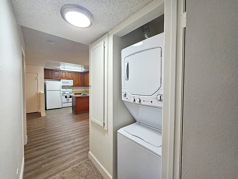 WELCOME TO THE VINE APARTMENTS! — Photo 7