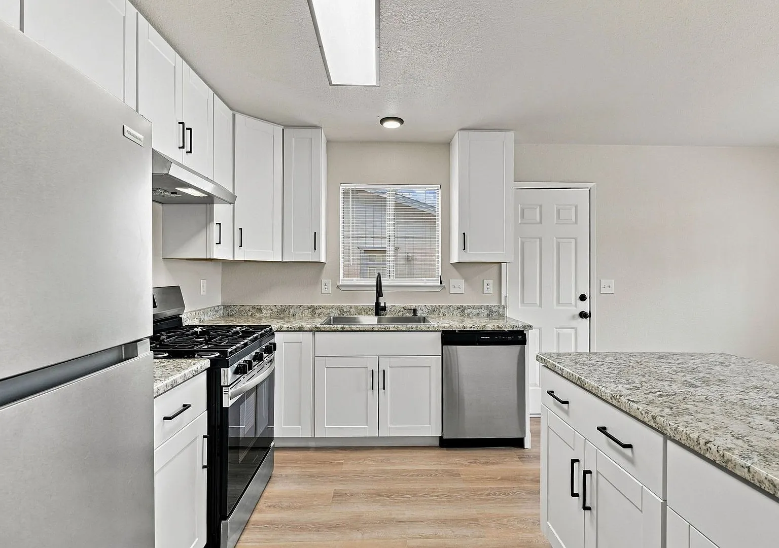 1143 - 1145 LeBrun Ln A-B — Photo 2