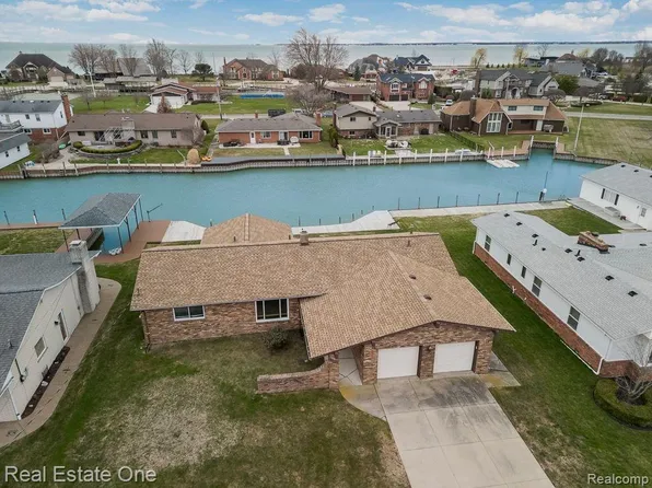 49680 Keycove Ct, Chesterfield, MI 48047