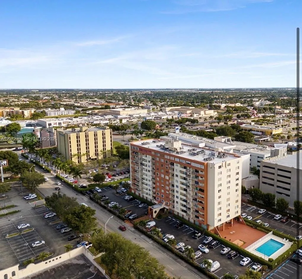Plaza Of Westland Condo — Photo 2