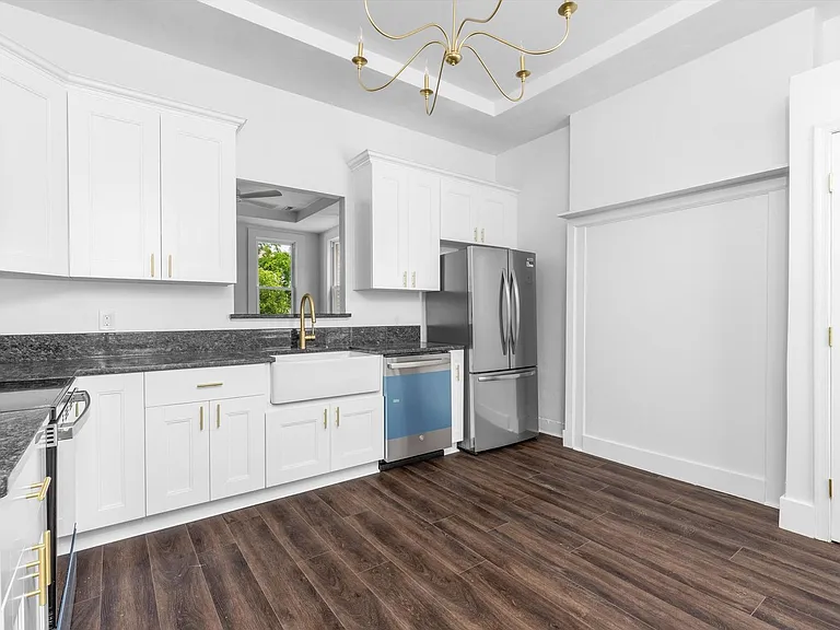 410 W 29th St — Photo 9
