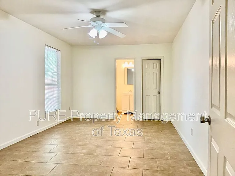 2517 E 4th St — Photo 15