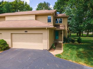 8662 Oakmont Rd, Bloomington, IL 61705