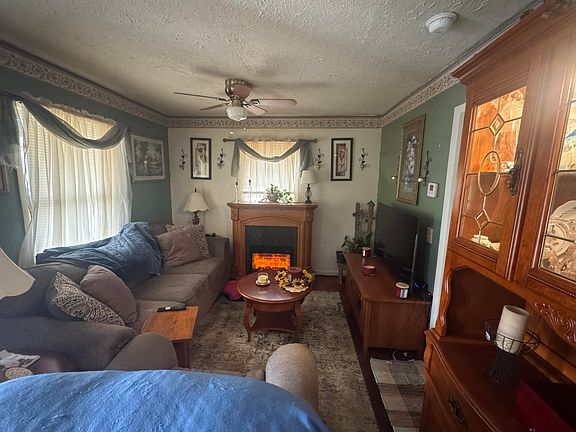 4th image of 835 W Woodlawn Street