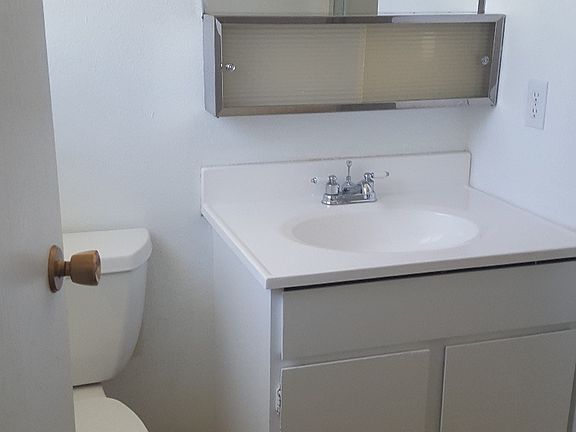 5th image of 411 Orchard Dr W