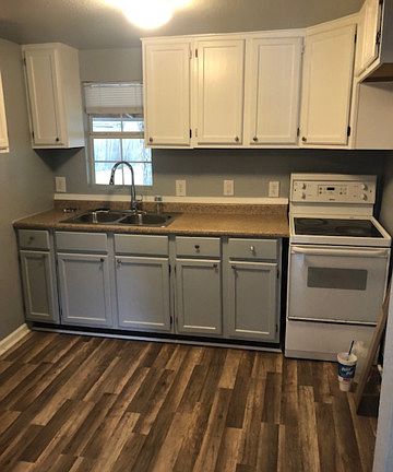 3rd image of 250 S Hackberry Ave