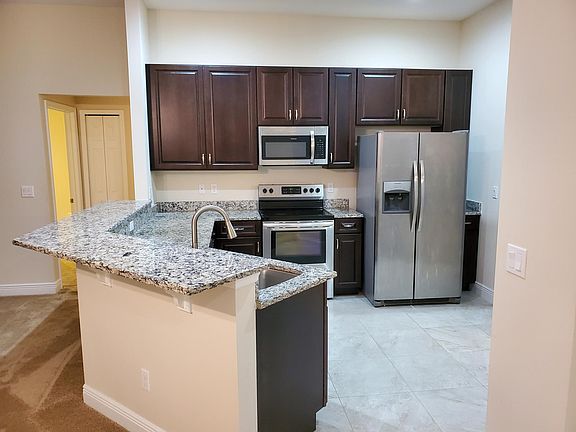 Kitchen, stainless appliances