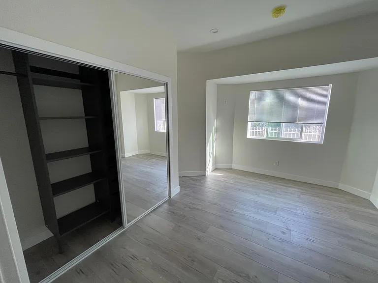 2910 S Budlong Ave — Photo 5