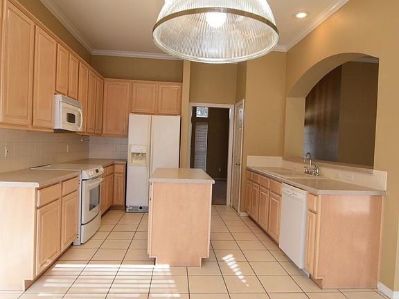 4th image of 2527 Wilshire Dr