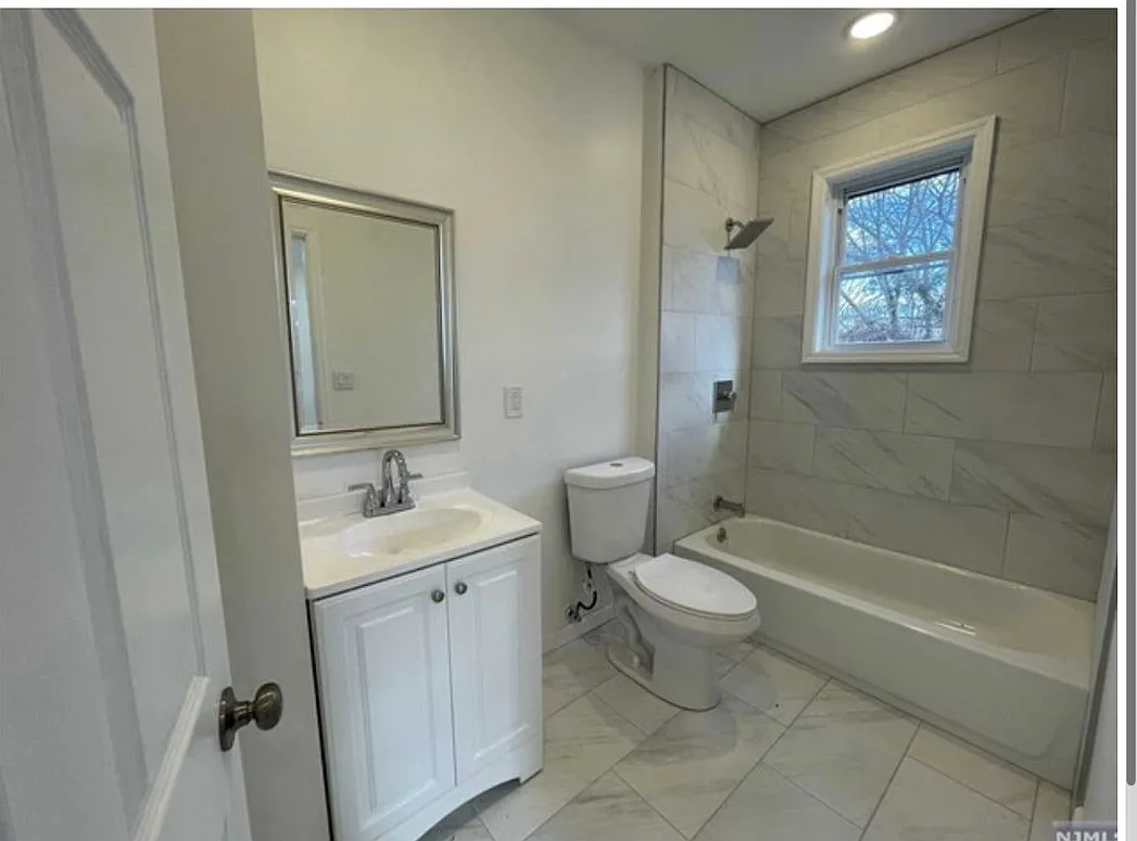 3 bed, 1.0 bath, 1368 sqft, $2,700 — Photo 2