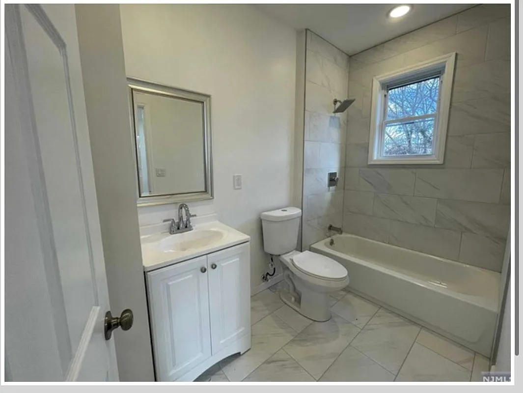 Building Photo - 82 Jacoby St #2