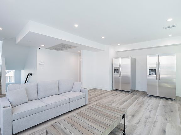 4th image of 1648 W 35th St