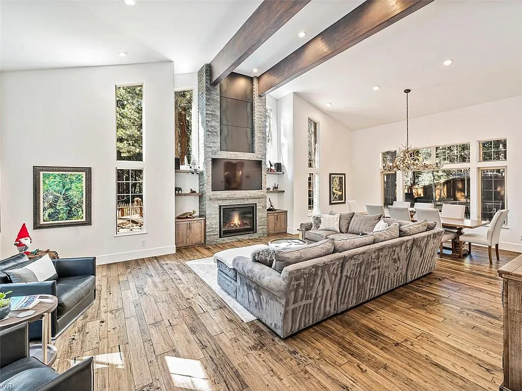 1079 Sawmill Rd photo 1