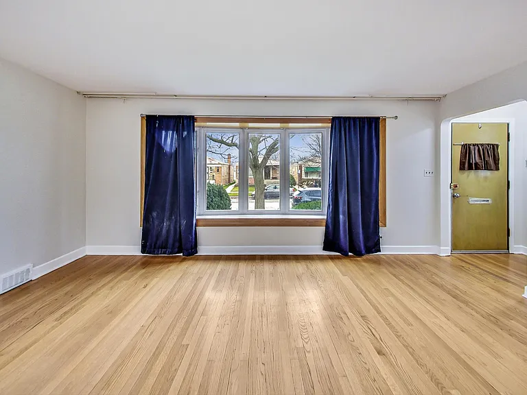 6210 N Harding Ave — Photo 3