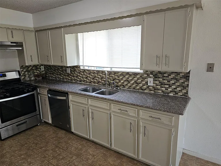 221 Palm Aire Dr — Photo 12