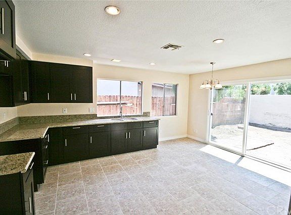 4th image of 1115 E Congress St