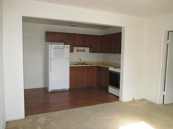 3rd image of 549 Lloyd Ave Rear A