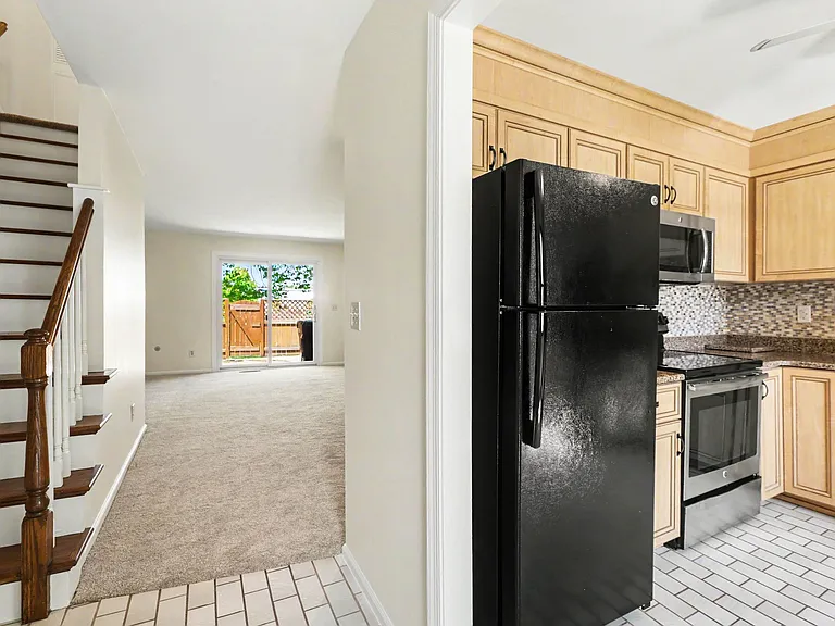 933 E Maple St — Photo 6