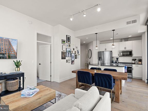 5th image of 2000 Clarendon Blvd #1002