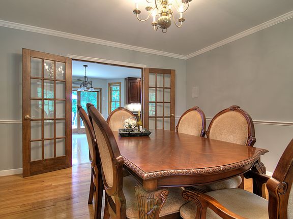 4th image of 14 Greenfield Dr