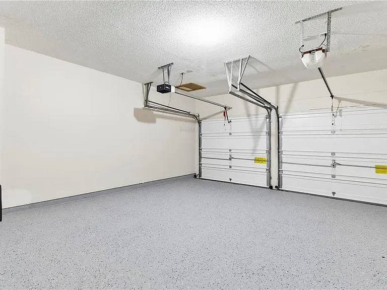 490 Chippenham Ct — Photo 33