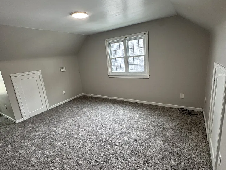 936 Owen St — Photo 12