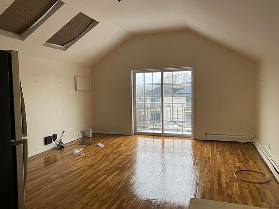 3rd image of 261 Davis Ave #2