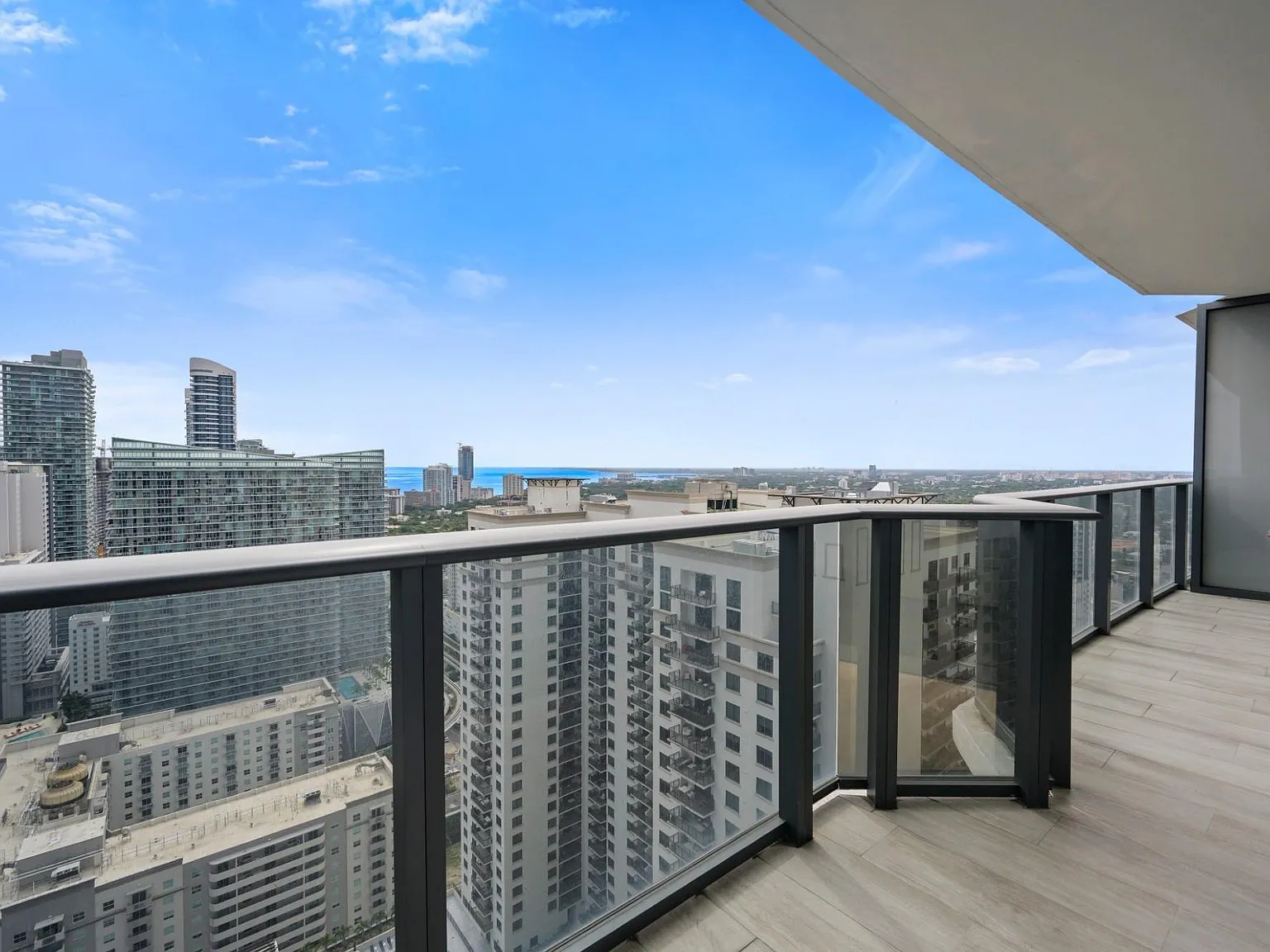 1 bed, 2.0 bath, 826 sqft, $4,500 — Photo 3