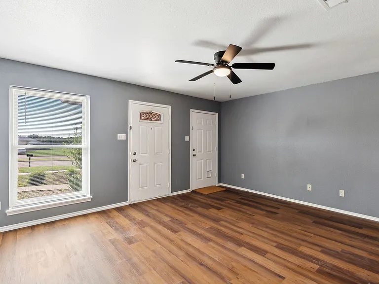 1502 Sharron Ct — Photo 12