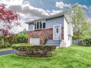 122 Truxton Rd, Dix Hills, NY 11746