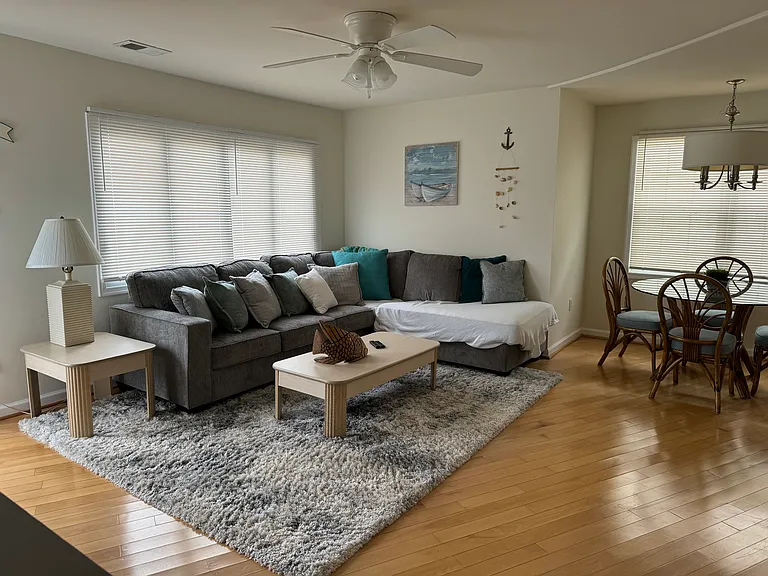 Brand new couch with lounge. New carpets throughout house.