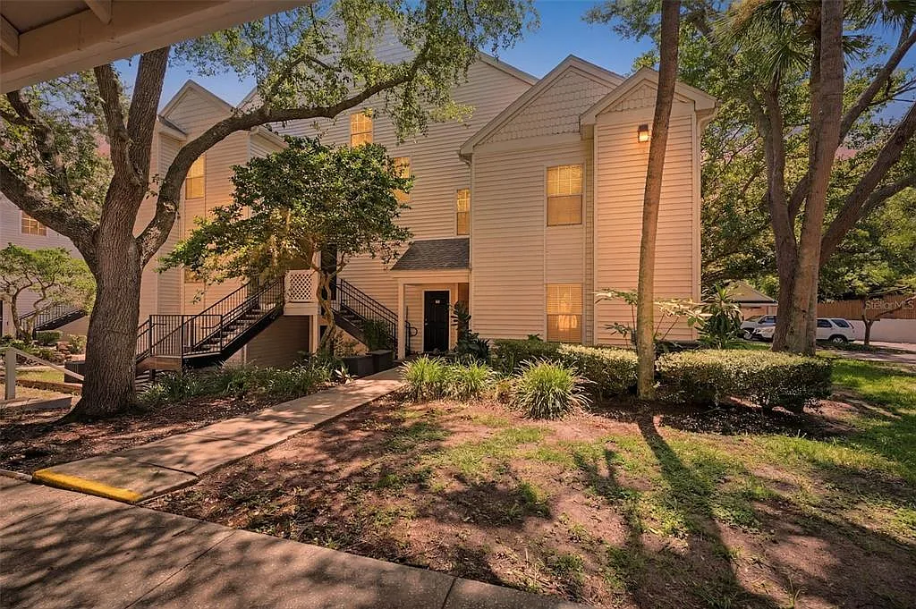 3 bed, 2.0 bath, 1579 sqft, $2,195 — Photo 1