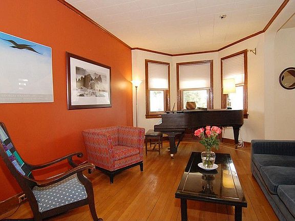 LIVING ROOM W/BAY WINDOWS