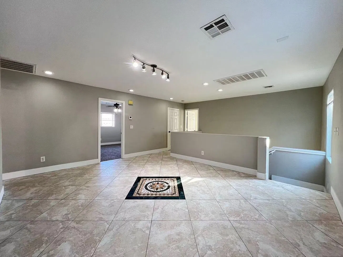 Come check out this beautiful 2,544 sqft 5 bed 3 bath home with an open floorplan! — Photo 3