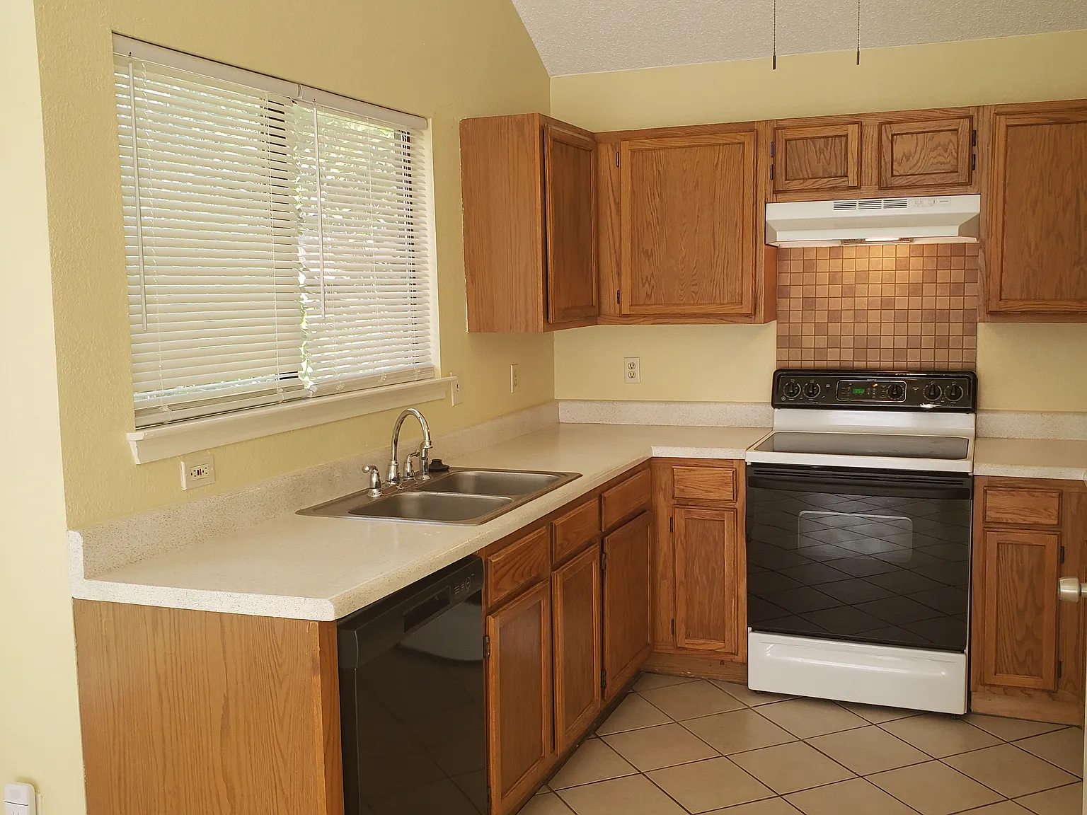 1013 Garden Trl — Photo 3